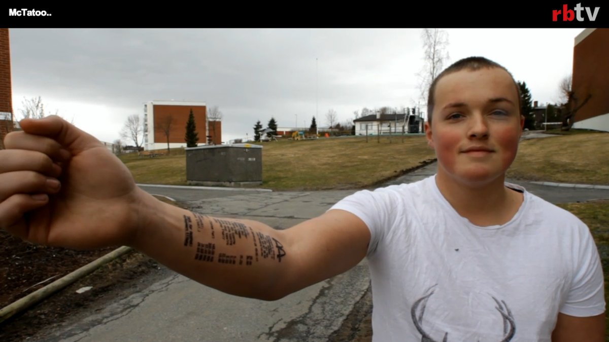 Stian visar upp tatueringen – på måndag ska han gadda andra armen med tatueringskvittot.